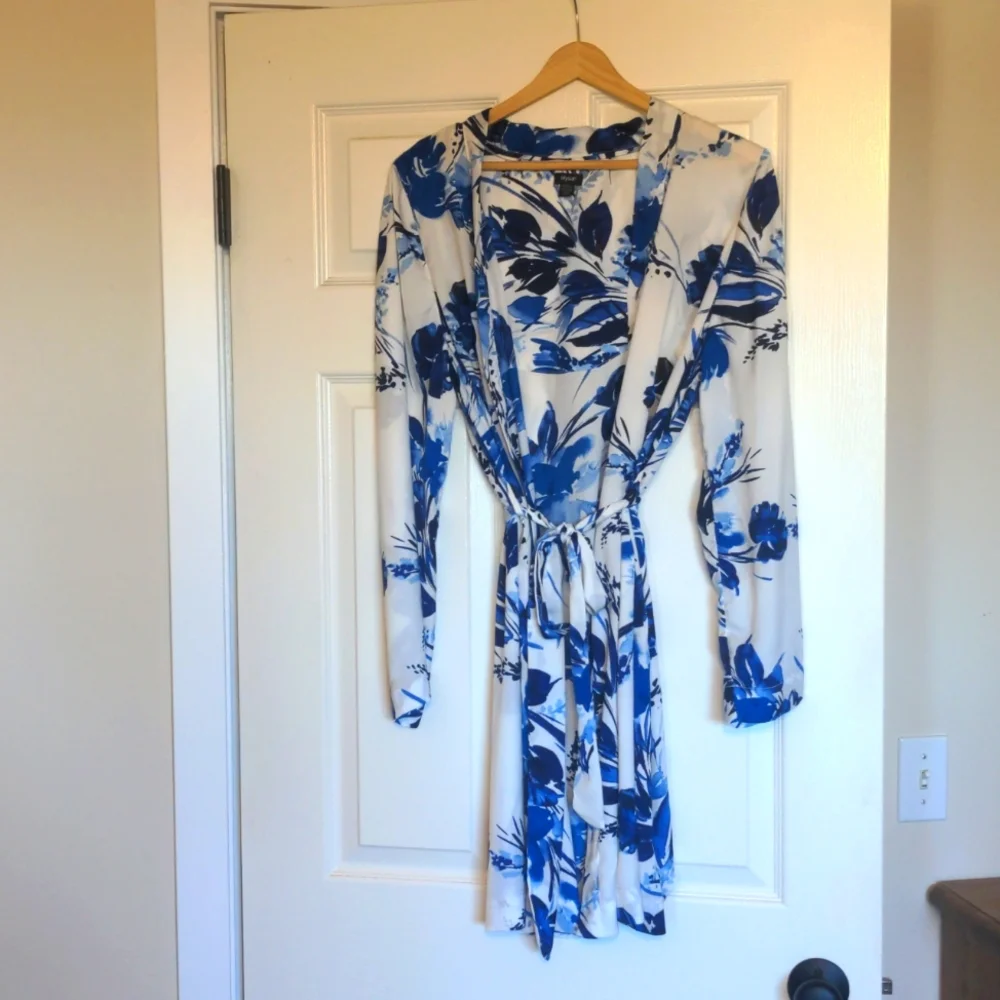 Blue and white floral robe - Picture 2 of 4